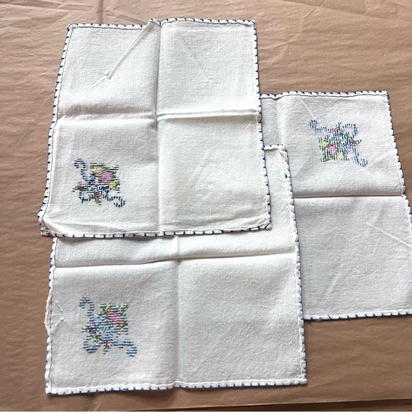 Vintage Set of 6 Hand Embroidered napkins, 2 different compatible designs - Picture 3 of 12